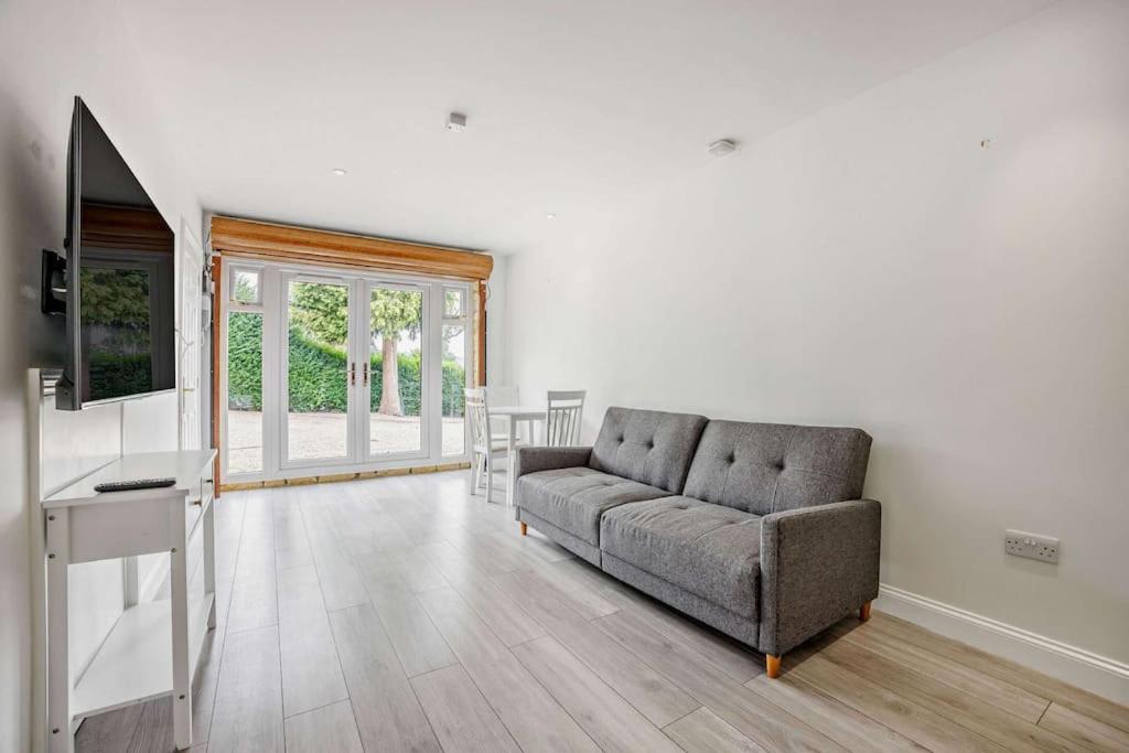 Beautiful 4-5 Bedroom Village House With Rural Views Salford  Exteriér fotografie