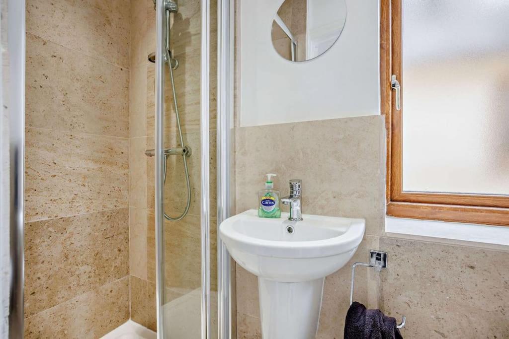 Beautiful 4-5 Bedroom Village House With Rural Views Salford  Exteriér fotografie