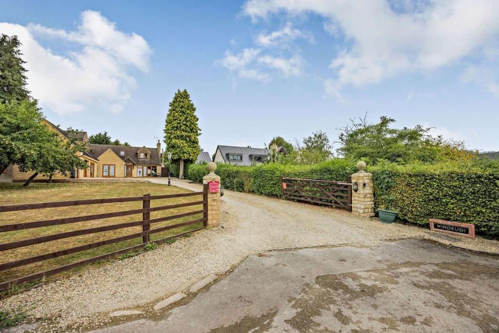 Beautiful 4-5 Bedroom Village House With Rural Views Salford  Exteriér fotografie