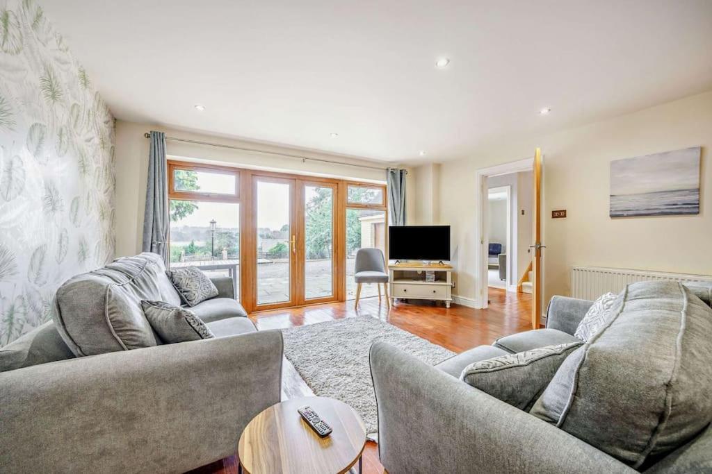 Beautiful 4-5 Bedroom Village House With Rural Views Salford  Exteriér fotografie