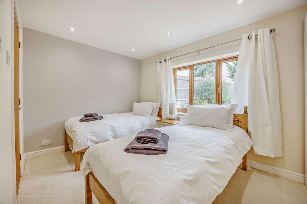 Beautiful 4-5 Bedroom Village House With Rural Views Salford  Exteriér fotografie