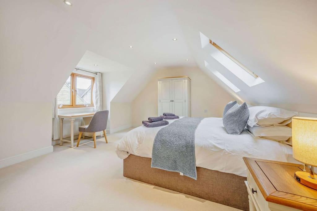 Beautiful 4-5 Bedroom Village House With Rural Views Salford  Exteriér fotografie