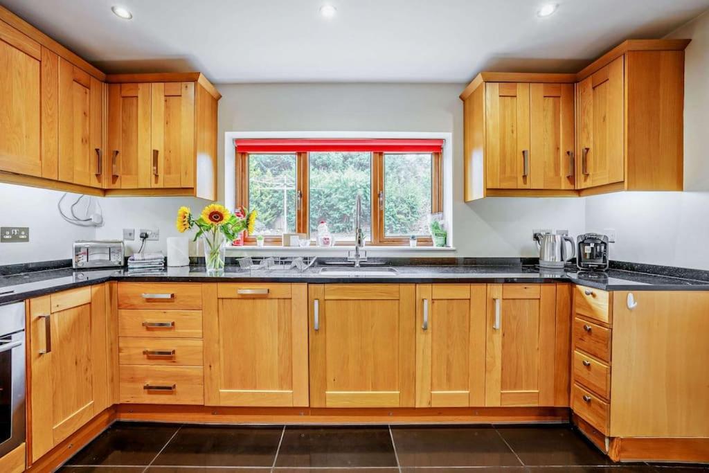 Beautiful 4-5 Bedroom Village House With Rural Views Salford  Exteriér fotografie