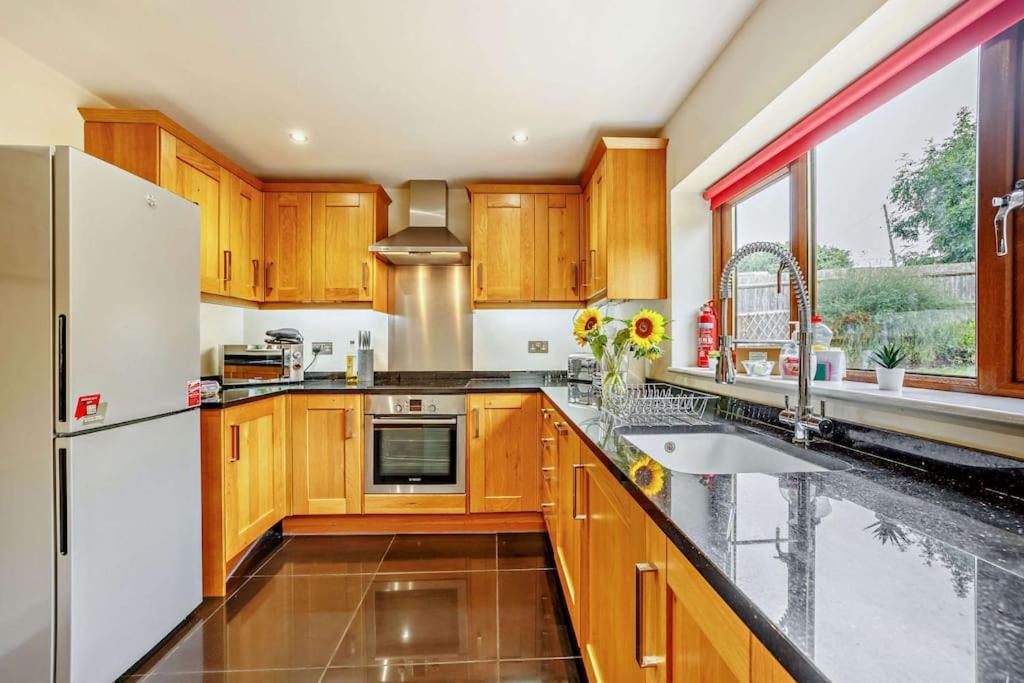 Beautiful 4-5 Bedroom Village House With Rural Views Salford  Exteriér fotografie